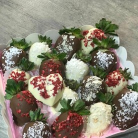 16 шоколадных клубничек