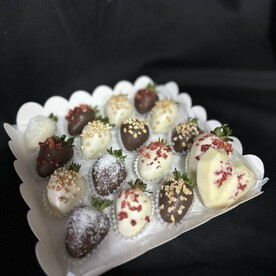 Набор из 16 клубник в шоколаде с сердечком