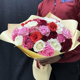 Букет из 29 разноцветных роз