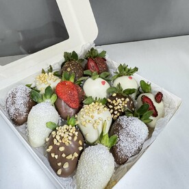 Набор из 14 клубник в шоколаде