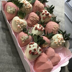 Набор клубники и шоколадных сердец