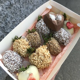 Набор из 10 клубник в шоколаде