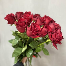 Бордовые розы на ленте