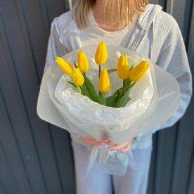 7 жёлтых тюльпанов