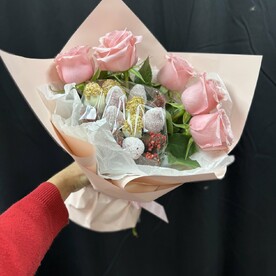 Розы и клубника