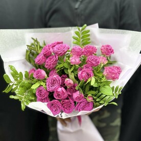 Букет ярких кустовых роз