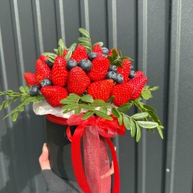 Композиция из клубники и голубики