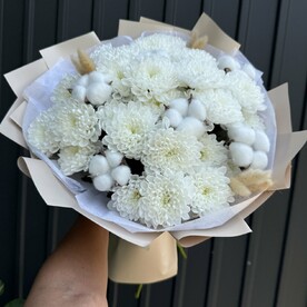 Нежный букет с хризантемой, хлопком и лагурусом