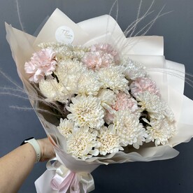 Букет с нежными диантусами и хризантемой