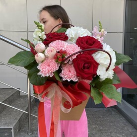 Цветочная композиция в сумочке «Яркие чувства»