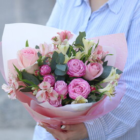 Нежный букет с пионовидной розой и альстромерий