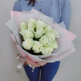 15 белых роз
