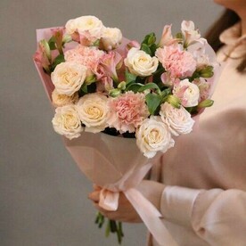 Букет из альстромерии, нежно розовых гвоздик и пионовидных роз