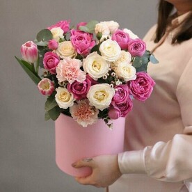 Большая композиция в коробке из пионовидных роз и тюльпанов