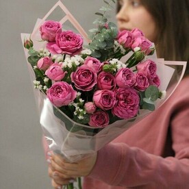 Букет из кустовой пионовидной розы и веточек статицы