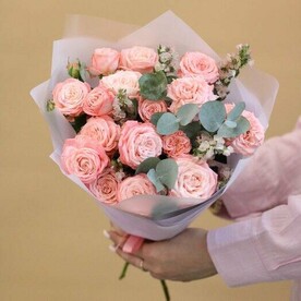 Букет из кустовых пионовидных роз и статицы