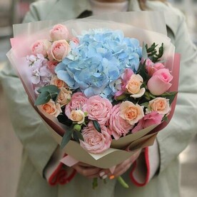 Воздушный букет с пионовидными розами и гортензией