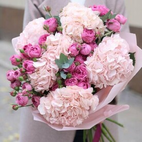 Большой букет из гортензии и пионовидных роз