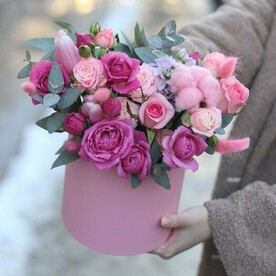 Нежная коробочка с пионовидными розами и тюльпанами