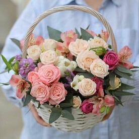 Плетеная корзина с  розами и альстромерией