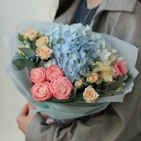 Букет из гортензии, кустовых роз и альстромерии