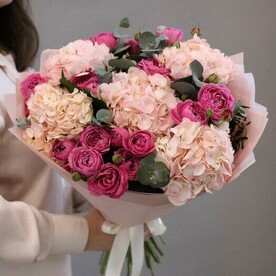 Букет из розовых гортензий и пионовидных кустовых роз