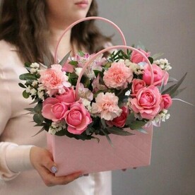 Сумочка с гвоздиками , пионовидными кустовыми розами и веточками статицы