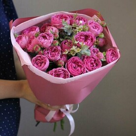 Букет из кустовых пионовидных роз и цветущих веточек