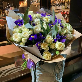 Кустовая роза с ирисом в крафте