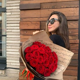 21 красная роза в крафте