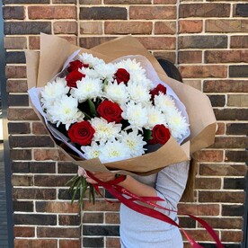 Микс хризантемы и розы в крафте