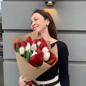 Красно-белые тюльпаны