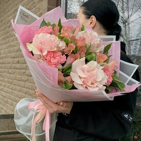 Роза с альстромерией