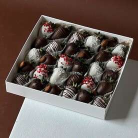 Набор из Клубники в Шоколаде «Адидже»