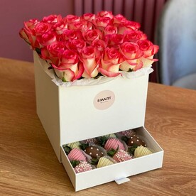 Цветочная шкатулка с клубникой в шоколаде