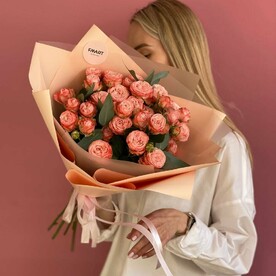 Монобукет из пионовидной кустовой розы «Мэрит»