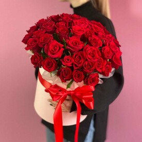 Шляпная коробка из 55 Красных роз «Шёпот»