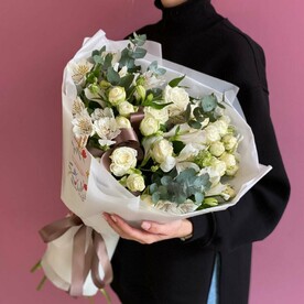 Авторский букет из кустовых роз, альстромерии и эвкалипта «Аврора»