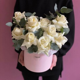 Шляпная коробка из белых роз и эвкалипта «Амаретти»