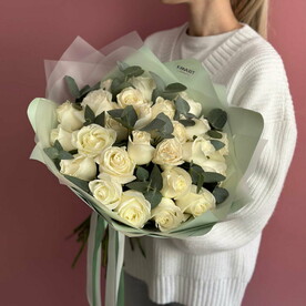 Монобукет из белых роз с эвкалиптом «Амелия»