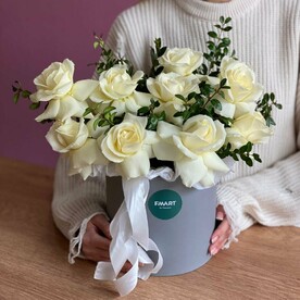 Шляпная коробка из белых роз «Аваланж»