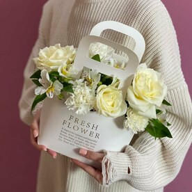 Сумочка из белых роз и альстромерии «Джейми»