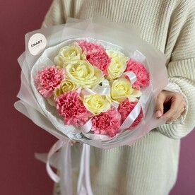 Авторский букет из розы и гвоздики «Амели»