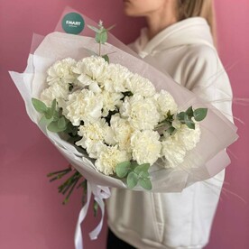 Моно букет из белых гвоздик, эвкалипта и стифы «Ваниль»