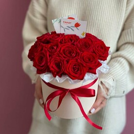 Шляпная коробка из 15 красных роз «Шарлотт»