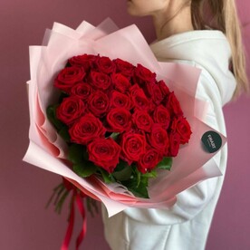 Монобукет из 25 красных роз «Ред Бланж»