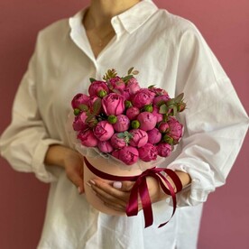 Шляпная коробка с пионовидной кустовой розой «Мистик»