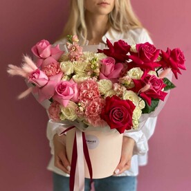 Шляпная коробка из одноголовых и кустовых роз «Верона»