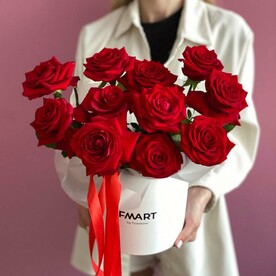 Шляпная коробка из красных роз «Диора»