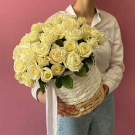 Плетеная корзина из 55 белых роз «Бланко»